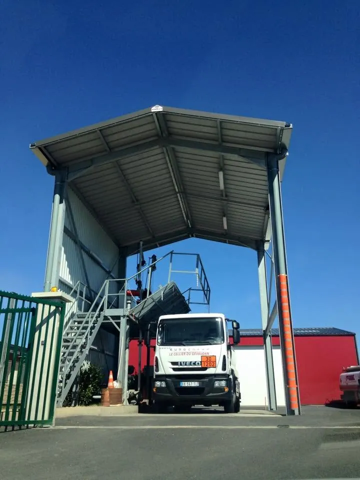 Camion du Cellier du Gévaudan sous un auvent de chargement.